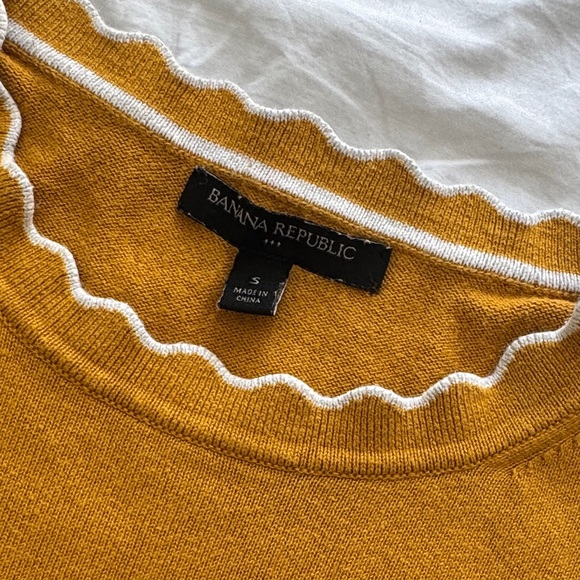 Banana Republic Golden Crew Neck Sweater - Picture 4 of 4